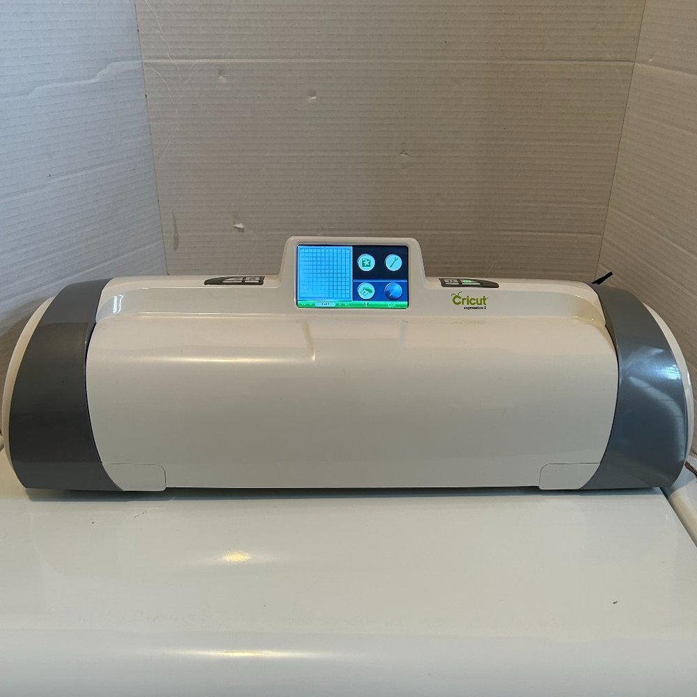 Cricut Expression 2 cutting machine (alphabet and essentials preloaded)